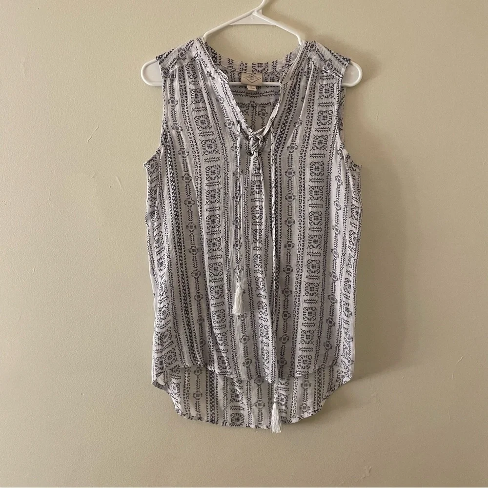 St. John’s Bay blue and white patterned summer sleeveless top comfortable casual